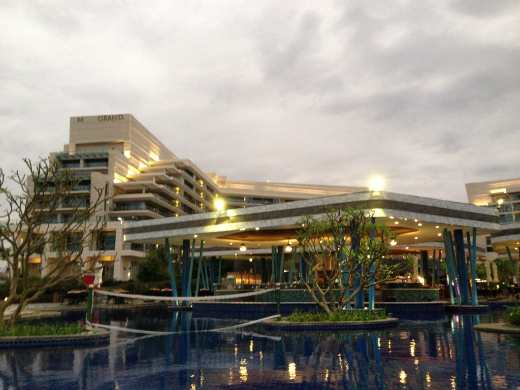 从大堂往海边看视野是挺好的三亚亚龙湾红树林度假酒店红树林的花园就