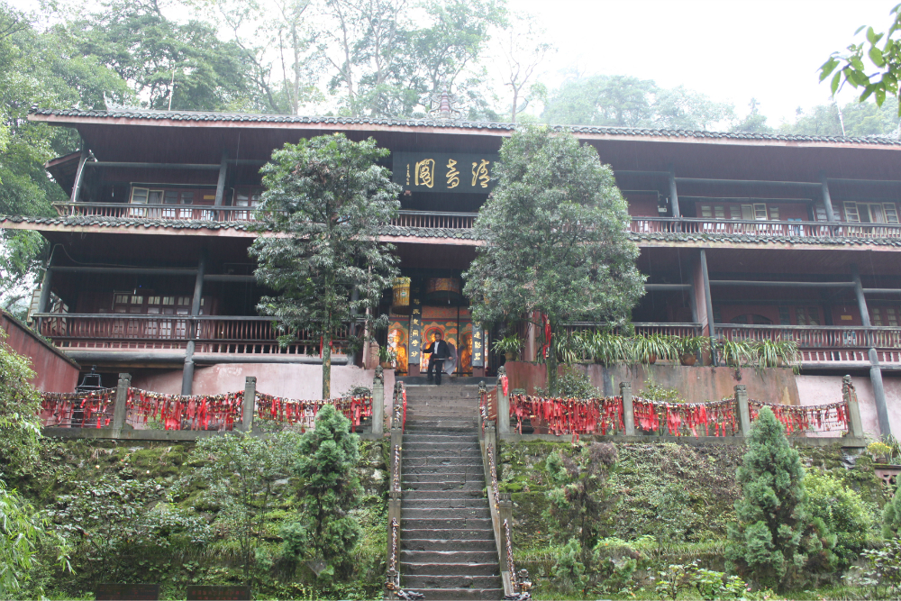 面对清音阁  展开的是一幅青山绿水画卷.