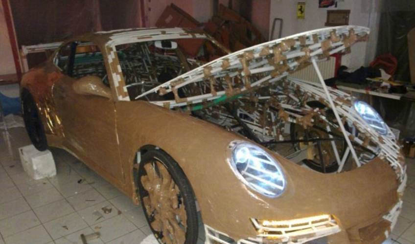 穷人的保时捷德男子纸糊金色保时捷