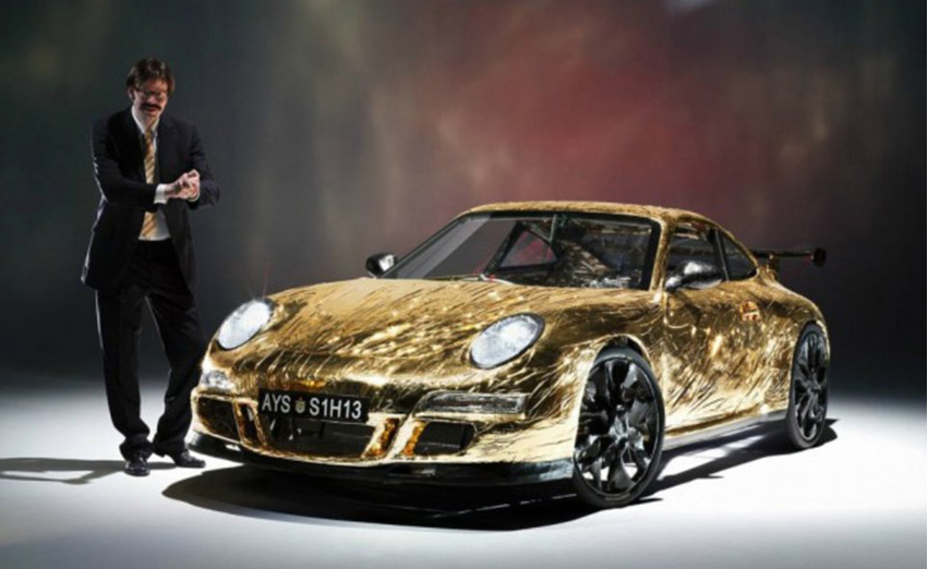 穷人的保时捷德男子纸糊金色保时捷