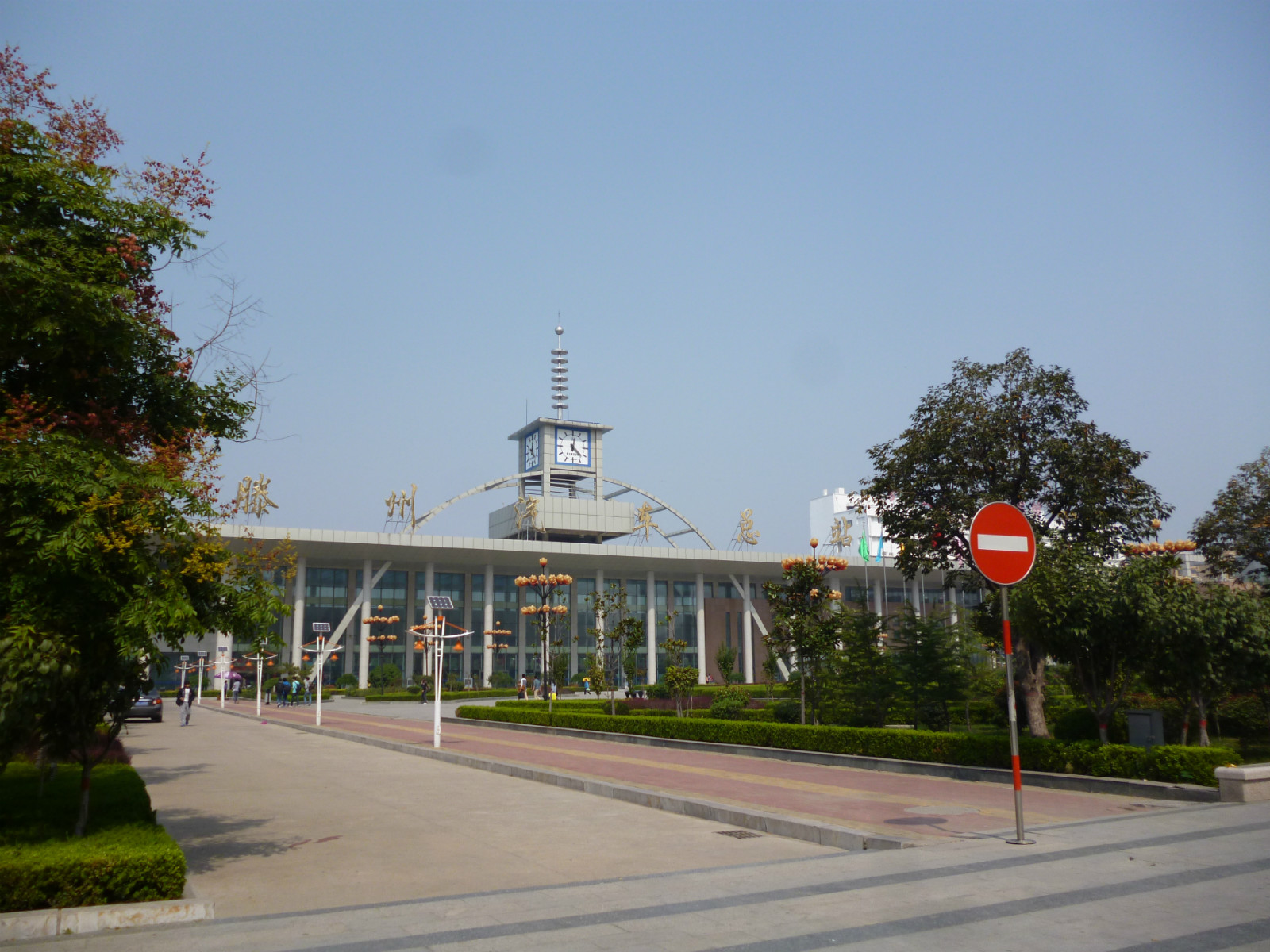 在k209车站候车回头看滕州汽车总站(长途汽车站),给网友们做个参考吧.