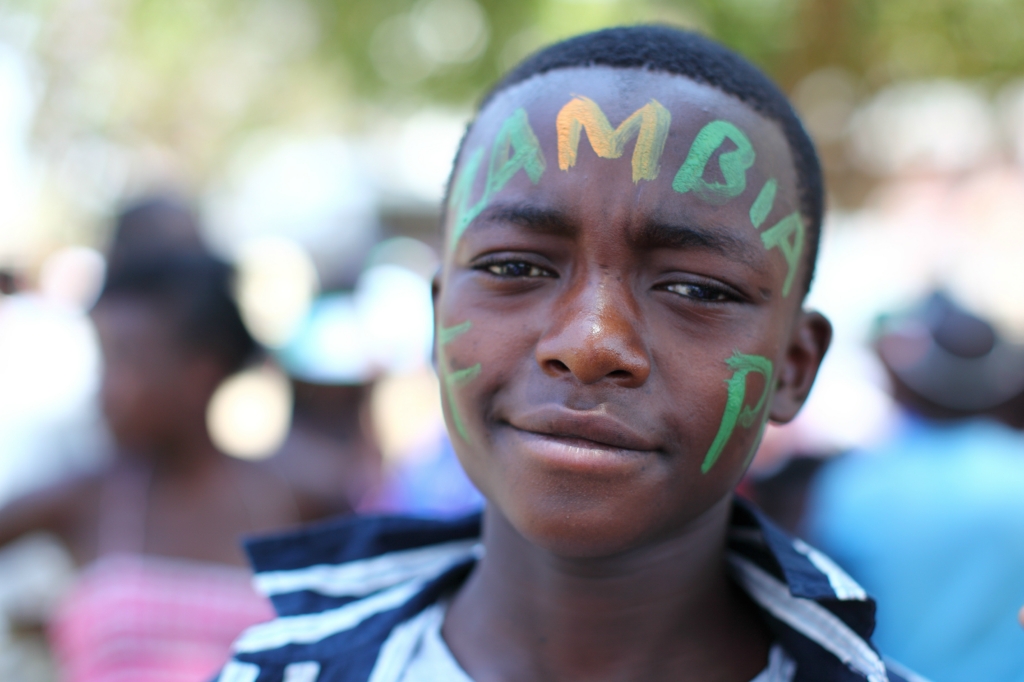 赞比亚市政厅前面的一座雕像,象征着非洲黑人杂碎白人的铁链枷锁,争取