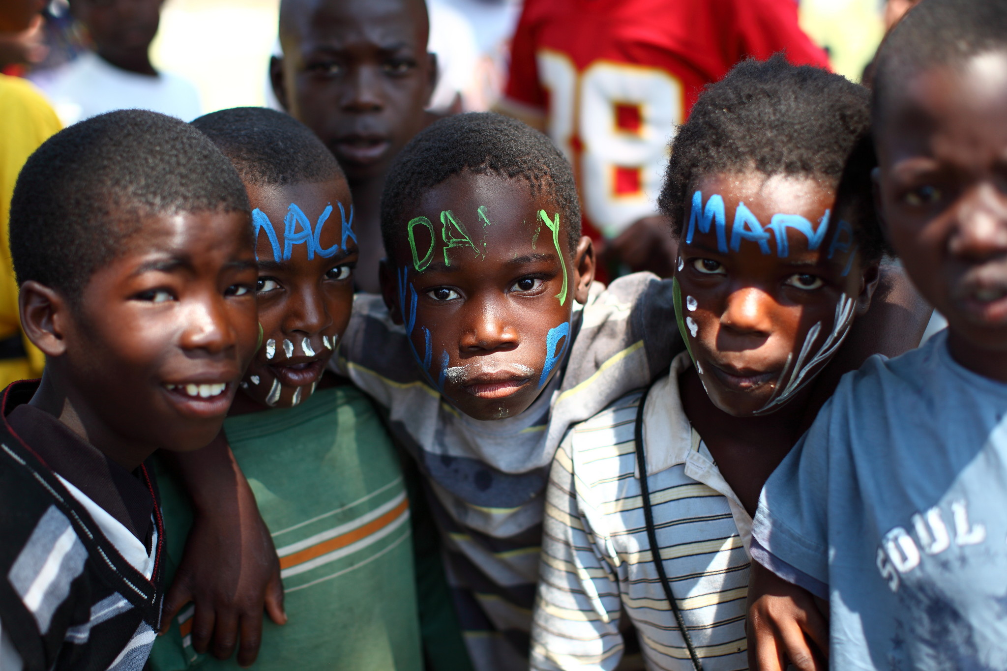赞比亚市政厅前面的一座雕像,象征着非洲黑人杂碎白人的铁链枷锁,争取