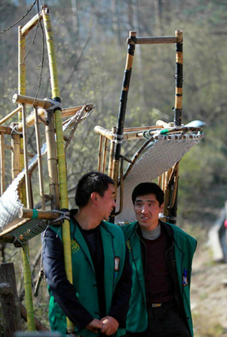 峨眉山滑竿,是为游人代步的一种交通工具.