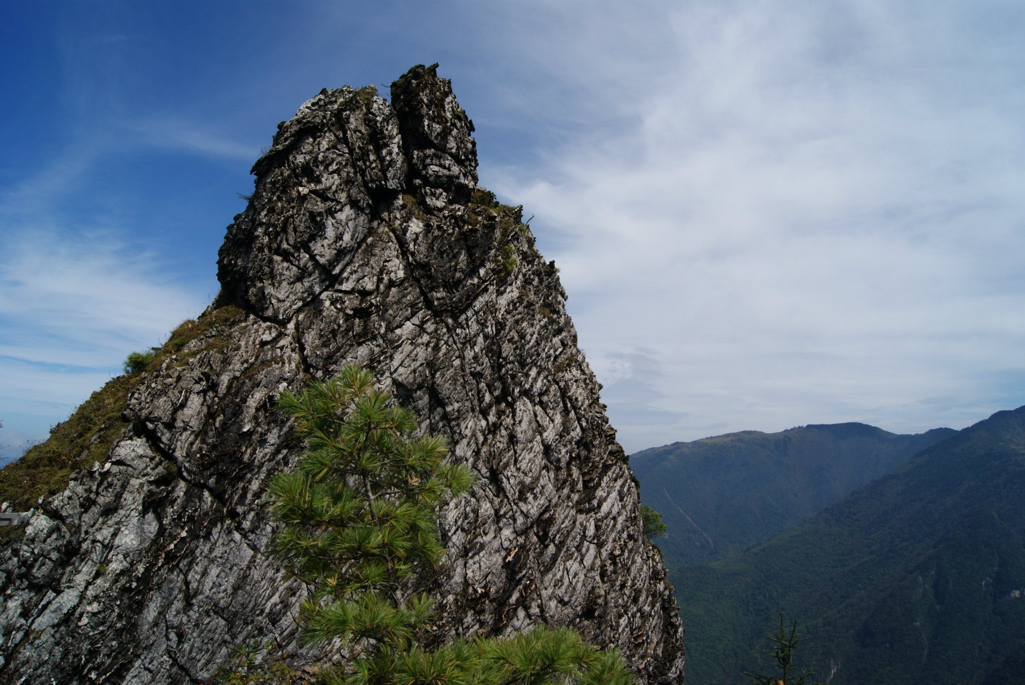 "山脚盛夏山顶春,山麓艳秋山顶冰,赤橙黄绿看不够,春夏秋冬最难分"不