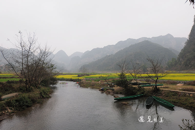 了山尖,一片一片的菜地,遠處依山而建的村房,潺潺的小河河水在流淌