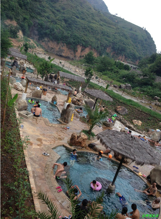 中的東村野溫泉實際是一個地方,富民東村和祿勸翠華僅一條普渡河之隔