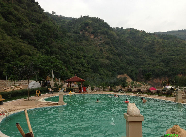 翠华野温泉和很多驴友口中的东村野温泉实际是一个地方,富民东村和