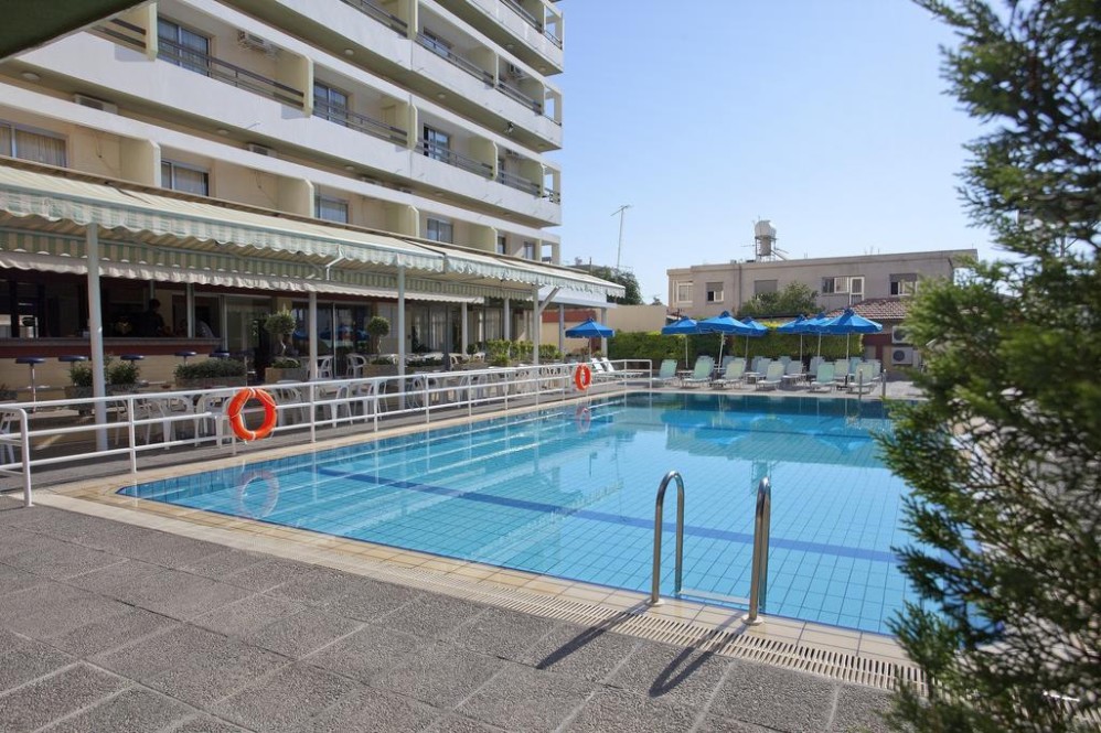 皮考斯酒店 Pefkos Hotel