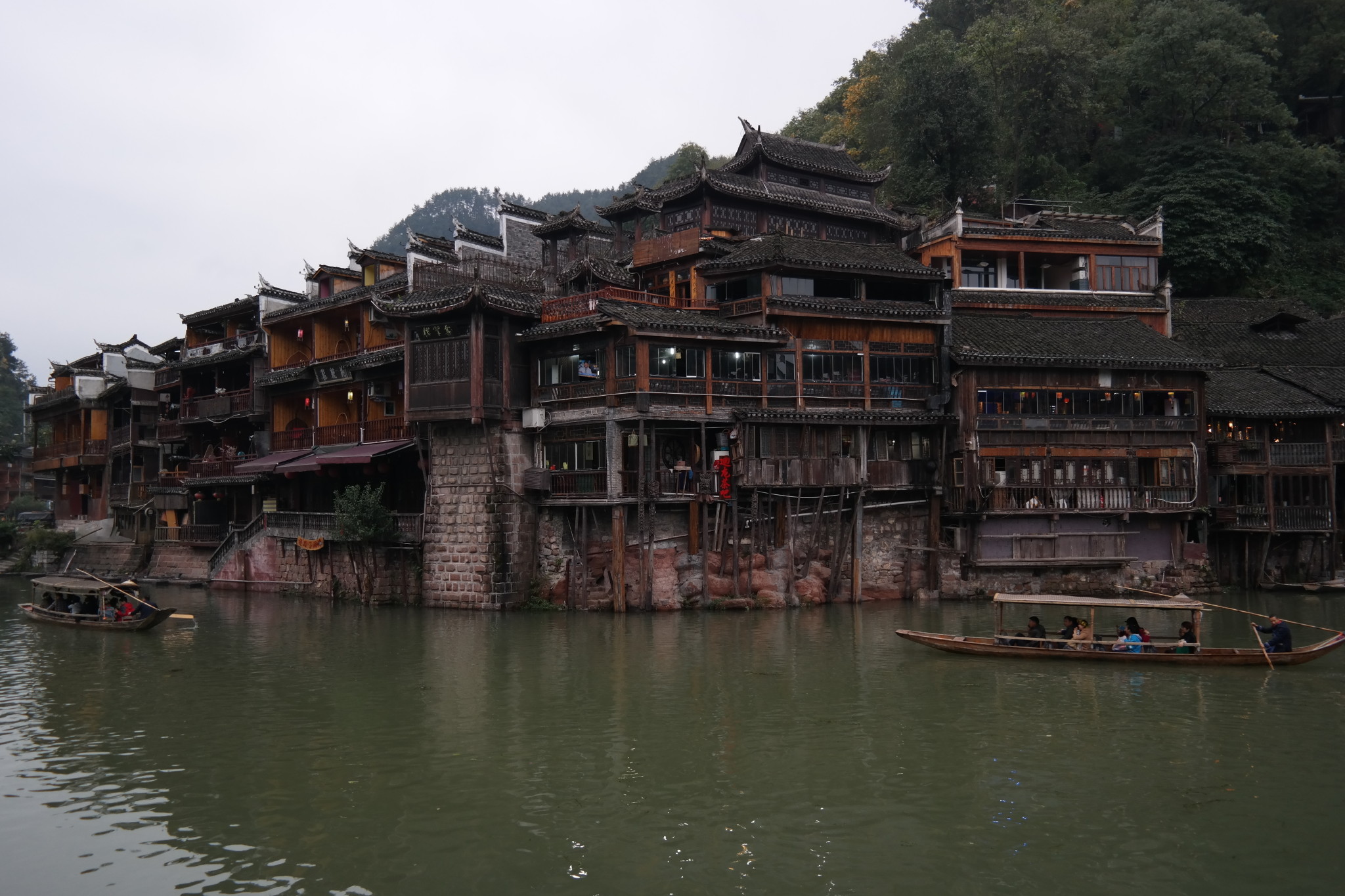 煙雨濛濛遊鳳凰,江水泛舟訪苗寨,鳳凰古城旅遊攻略 - 馬蜂窩