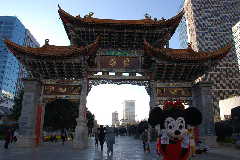 祥云街美食城吃小吃,菠萝饭,竹筒鱿鱼,烧鱼,茉莉花炒蛋,鲜玉米汁,木瓜