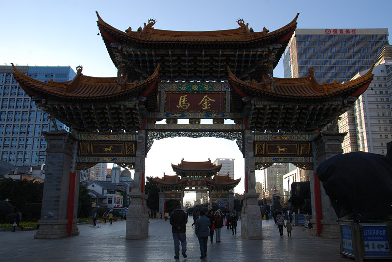 祥云街美食城吃小吃,菠萝饭,竹筒鱿鱼,烧鱼,茉莉花炒蛋,鲜玉米汁,木瓜