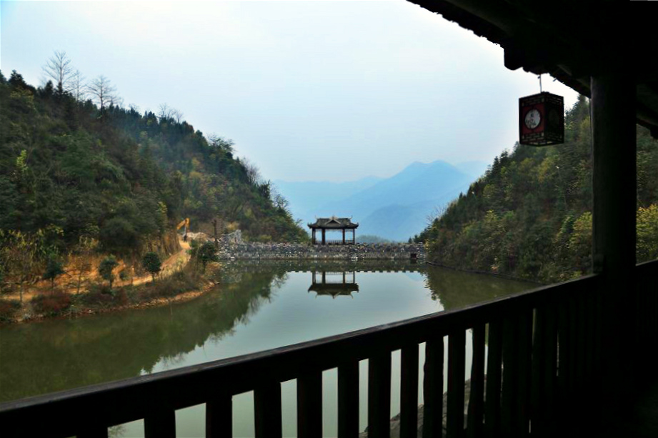 倒立行路的張五郎梅山的圖騰柱就是石塊壘成的柱子梅山文化博物