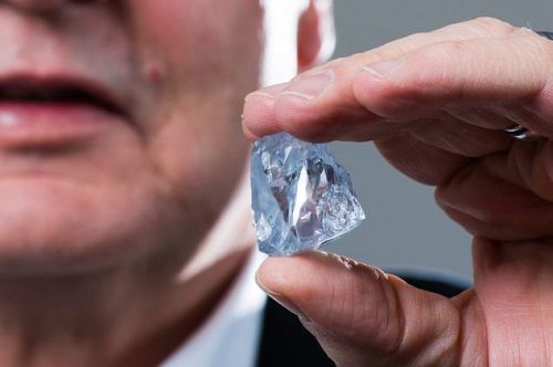 【南非大钻石】惊人巨钻 南非发现122克拉罕见蓝钻石 
