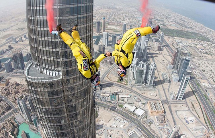定点高空跳伞最新纪录两男子从千米高迪拜塔上跳下