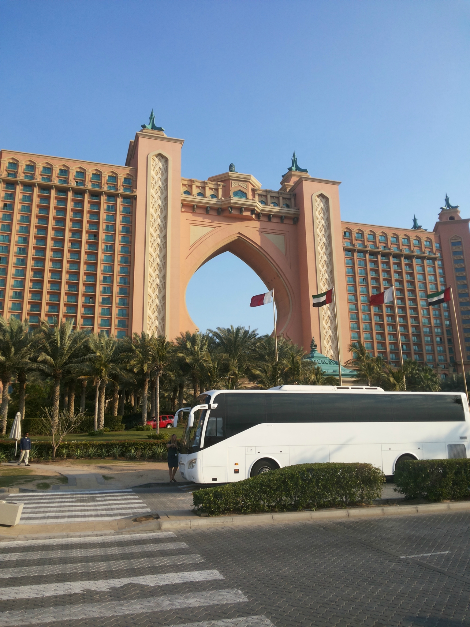 海水  在艾美拉公园冲沙照的小小的穹顶 高高的楼瓦菲城的顶另一个顶