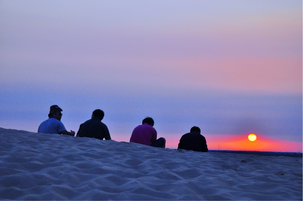 偷拍這四兄弟時  怎料就被發現了我臉不紅心不跳  还在繼續拍主要很