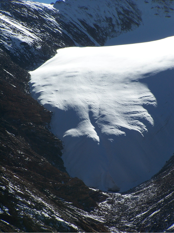 两年来尤为明显,冰川物质出现严重的负平衡,冰川零平衡线位置不断升高
