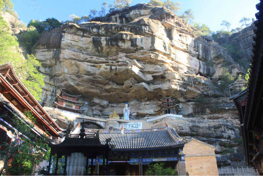 建在危崖下的懸空寺——石寶山景區的寶相寺!