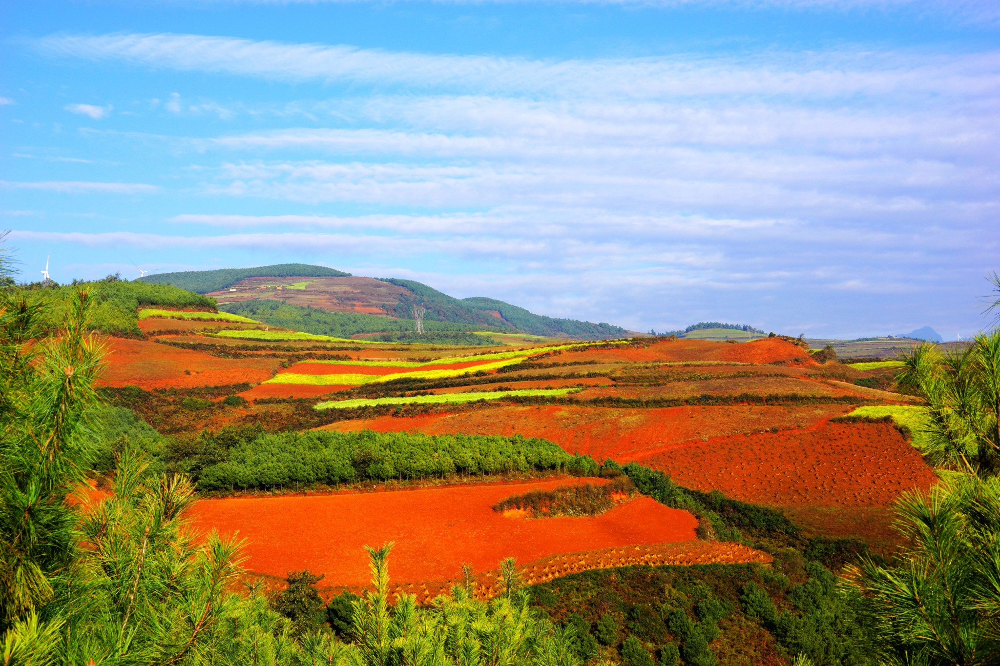 东川红土地景区放眼望去,那山川,那原野——艳丽斑斓,你会感叹天地间