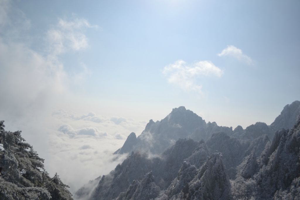 渺远晴空冬雪后,腾云驾雾黄山游