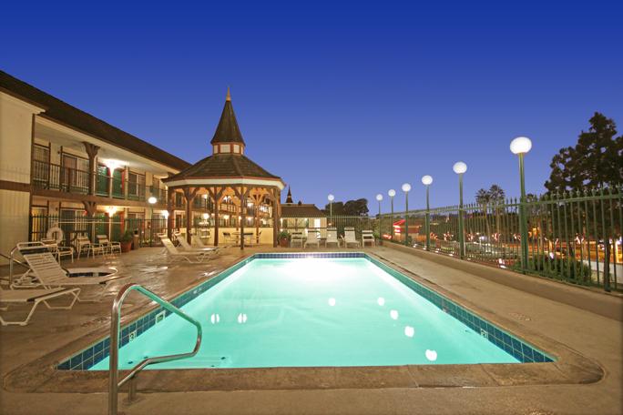 阿纳海姆卡默洛套房酒店 Anaheim Camelot Inn & Suites