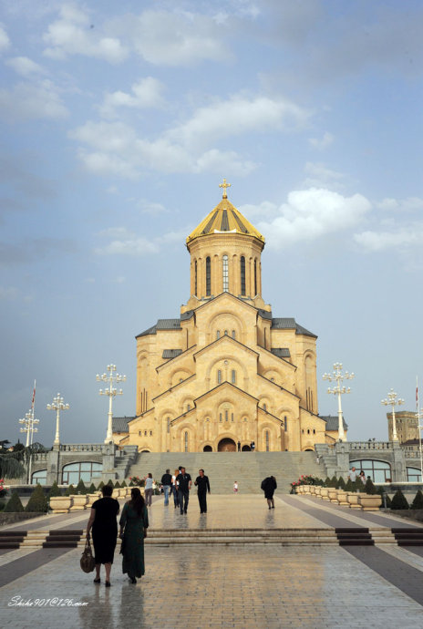 人们喜欢在这里拍照留念格鲁吉亚的议会大厦位于城中心的自由广场新