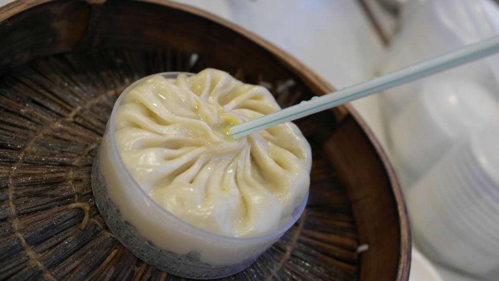 蟹黄灌汤包看到店外的长龙,可见它的口碑到城隍庙  必吃的南翔蟹黄