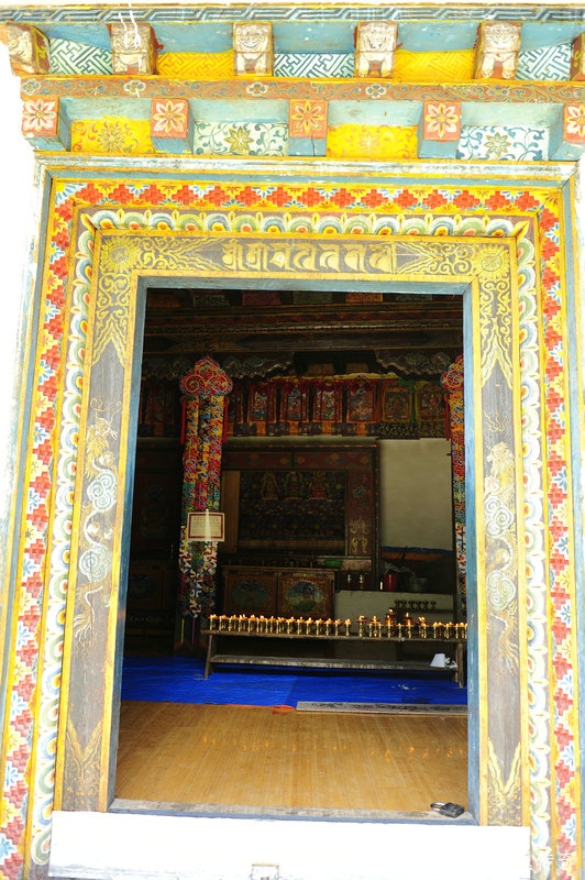 嘎隆拉雪山嘎隆拉雪山嘎隆拉雪山嘎隆拉雪山殿堂的边上有个供僧人或