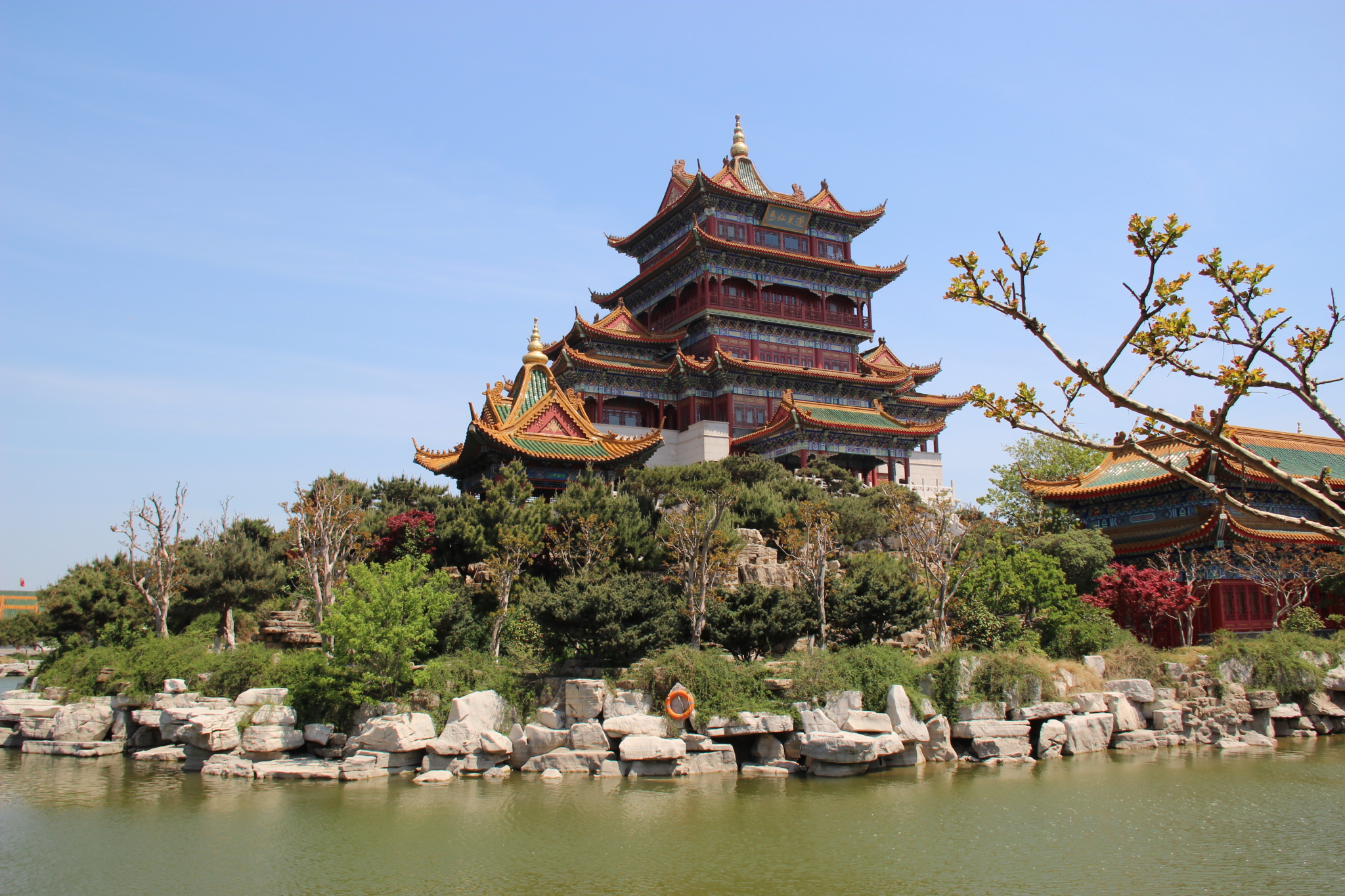 "昭阳殿里恩爱绝,蓬莱宫中日月长.