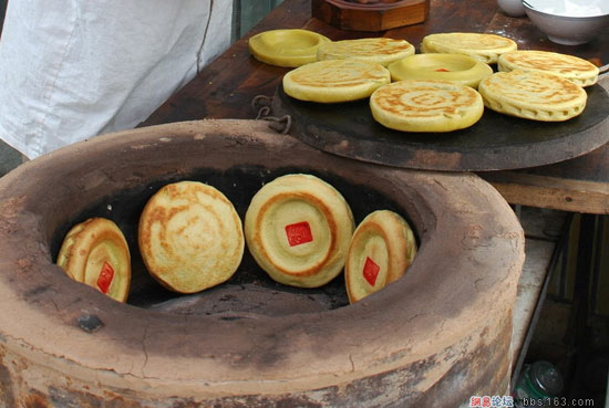 用拳头踩成糊状,过滤去渣,稠度以挂勺为宜,将此粉糊盛碗入笼,旺火蒸熟