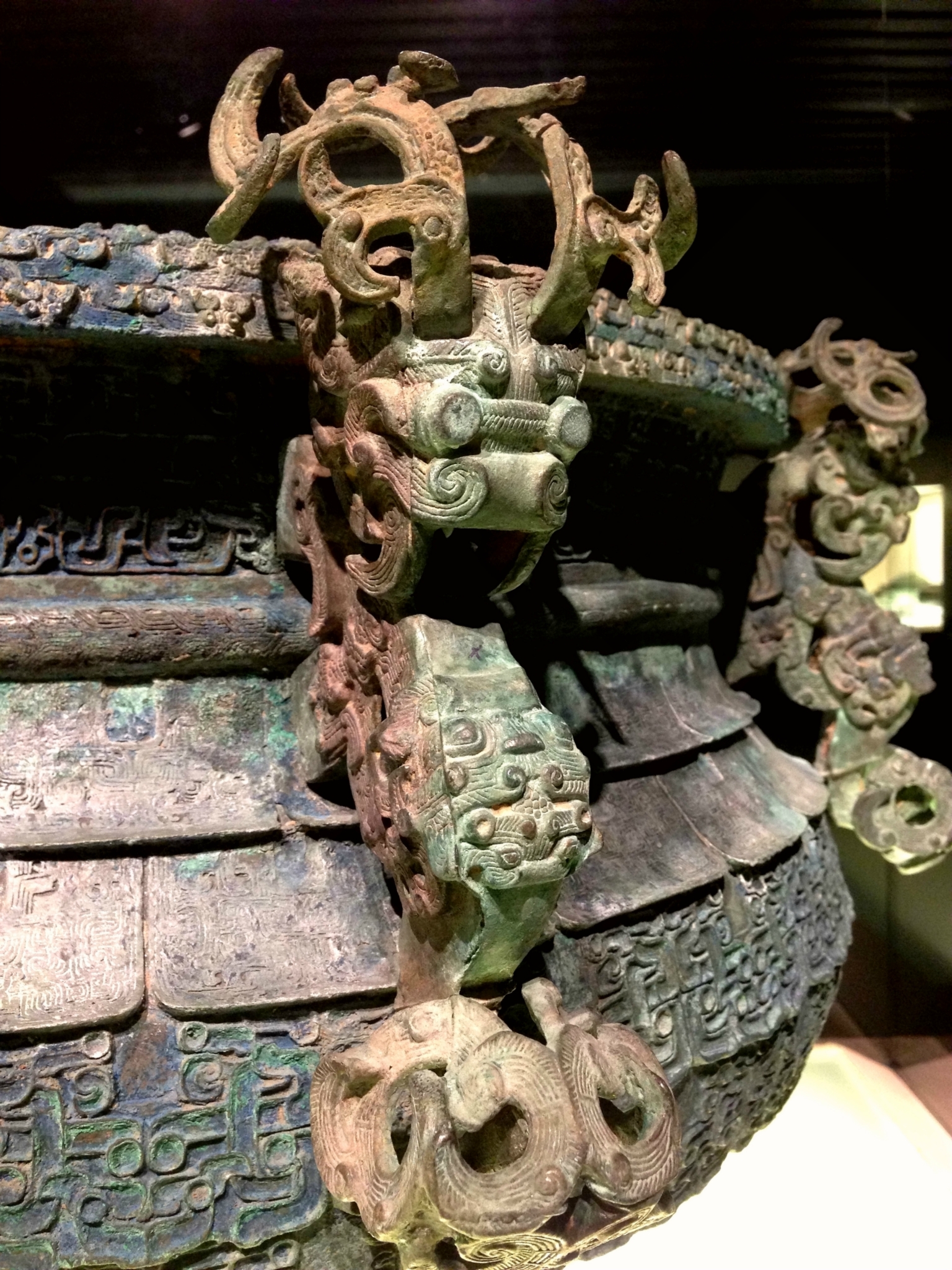 青铜国宝之交龙垂鳞纹鼎