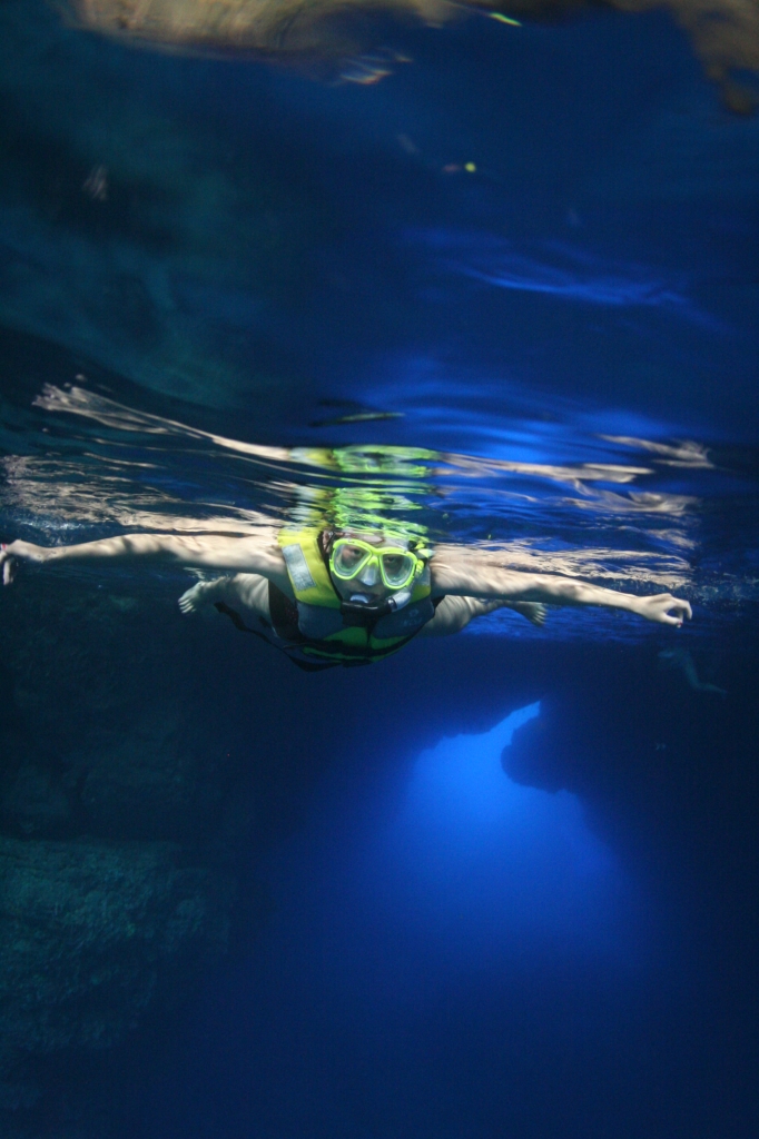 可是对于一个不会游泳的人来说在深三十多米的大蓝洞  里又浮又拍照又