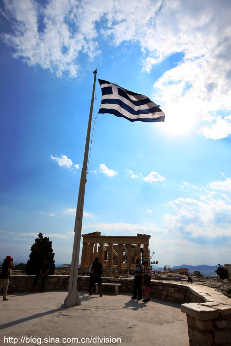 雅典卫城卫城瞭望台上希腊国旗在迎风招展.
