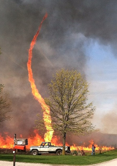 【火焰龙卷风】美农民焚烧农田现奇观