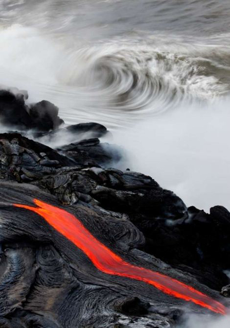 地狱之火摄影师冒死拍摄火山岩浆入海场景