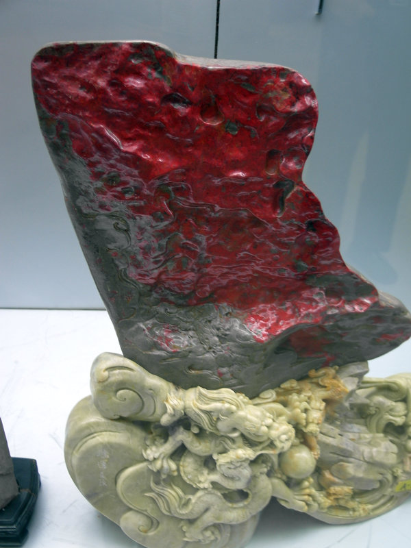 第一次看到实物.这不就是玉么.n个不懂.成分就是方解石.