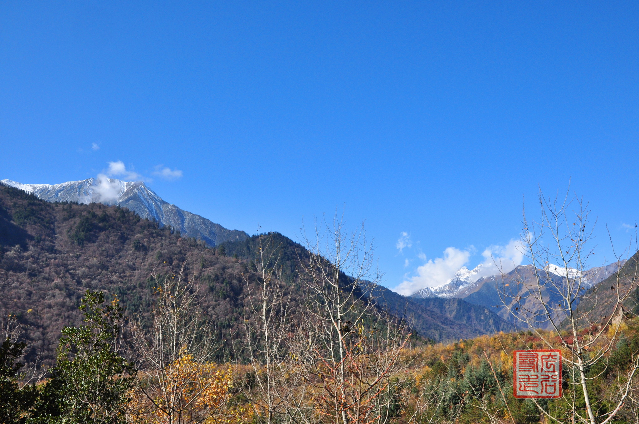 遠方的雪山,是不是就是希爾基神山,我不確定.孩子們撒歡兒啦!瀑