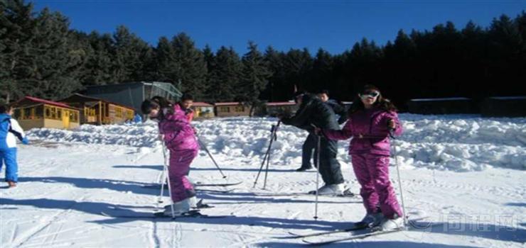 鹞子沟康乐山庄滑雪场