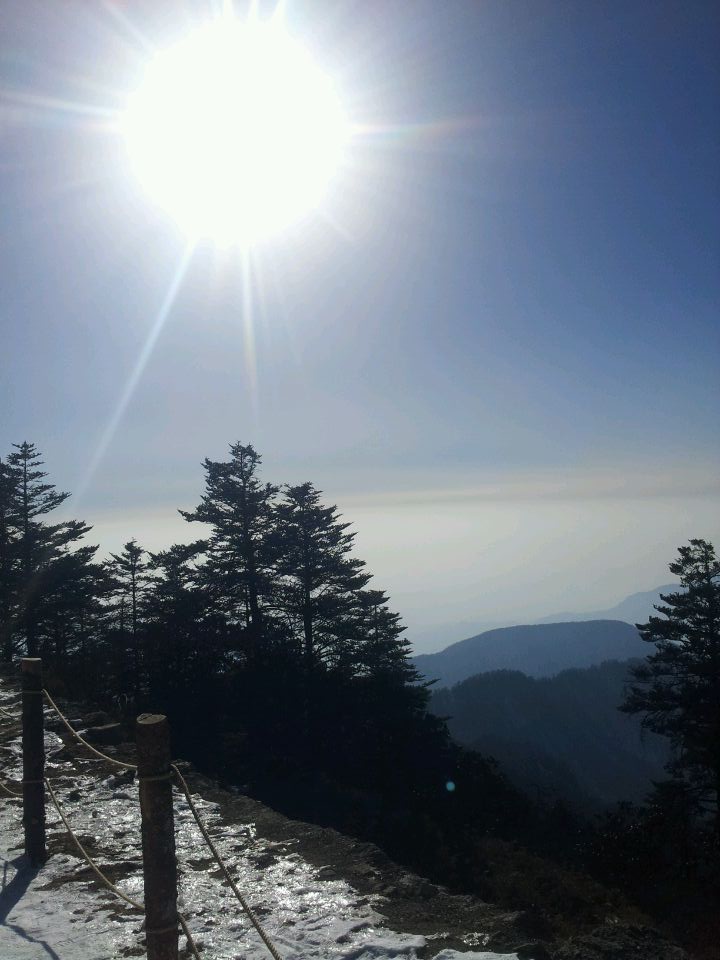 沐浴陽光,在西嶺雪山上