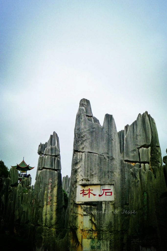 苏武牧羊望夫崖著名的 阿诗玛,位于小石林景区,人气旺呀,拍照走人