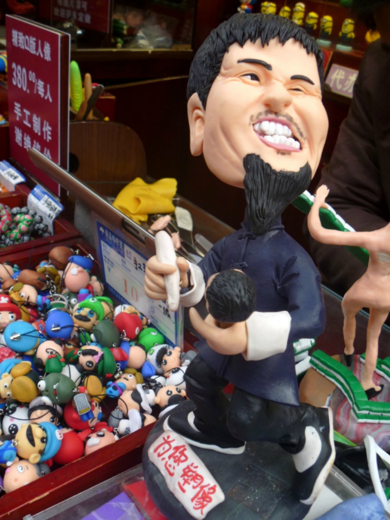 看到这两个活假人挺搞笑的,一个pose10元(好像)红花出墙来,哈哈,春秋