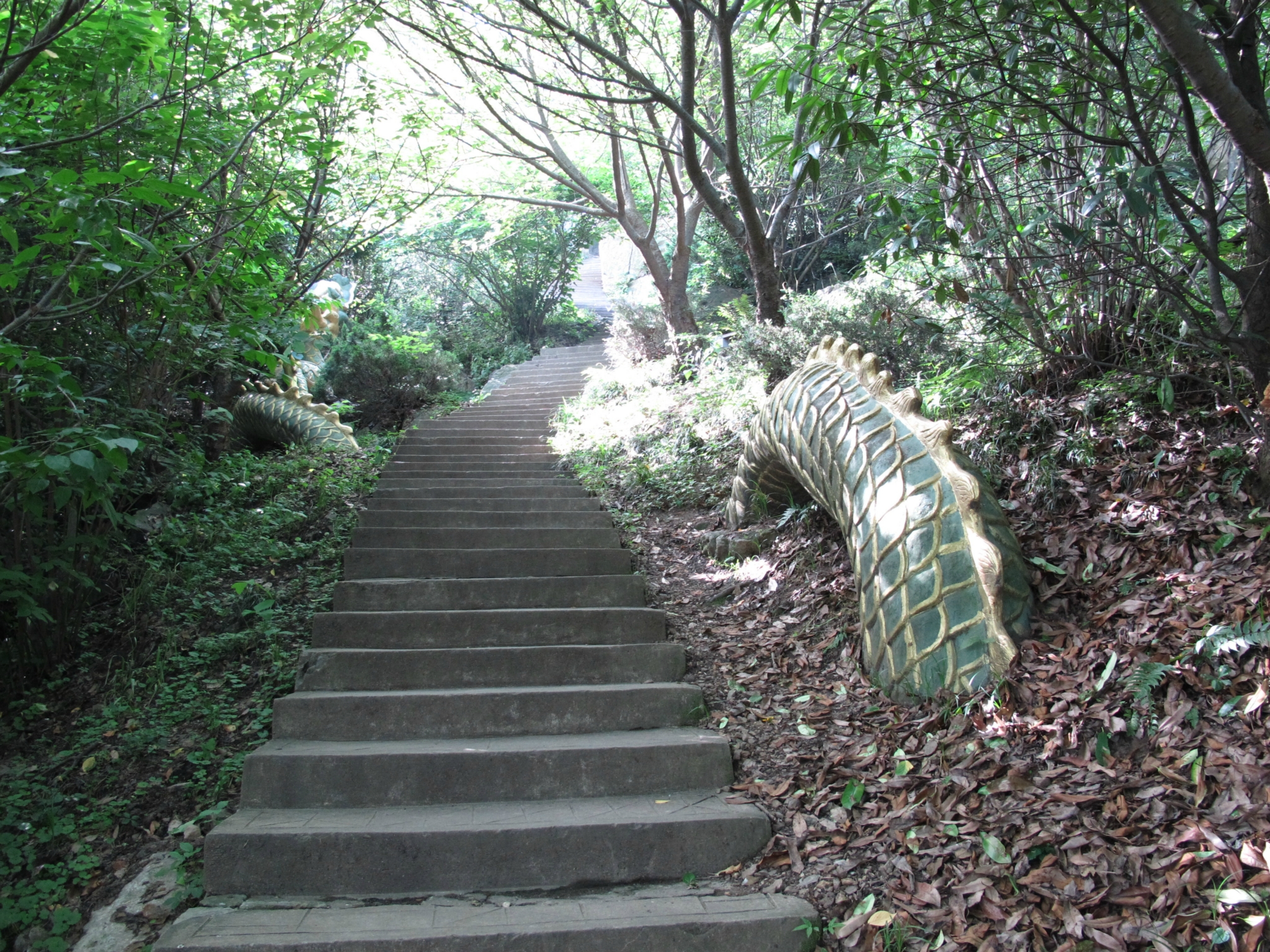 公园深处有一处刘基洞,听当地人讲,刘基名刘伯温,是当年帮助朱元璋