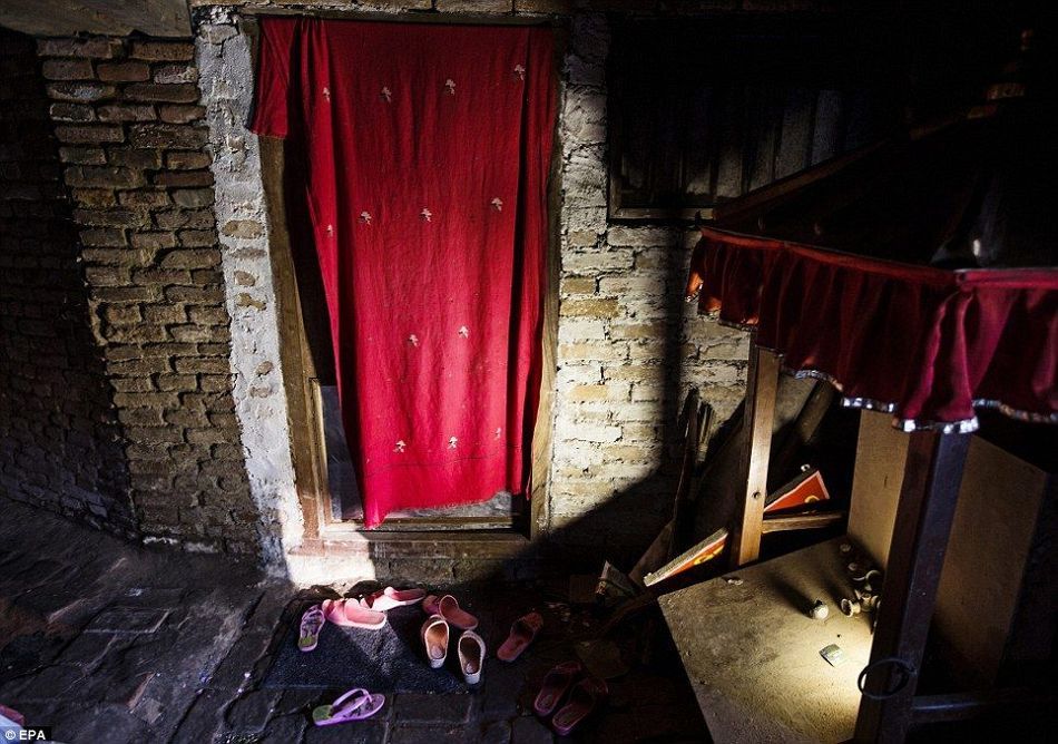 在12天的古法仪式中,samita bajracharya被关在一个封闭房间里,只能