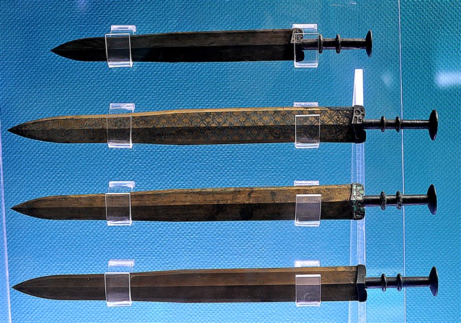 剑铜镜铜镜铜镜铜杯及铜钱香炉熏香炉铜配件车马具用配件铜矛这种铲形