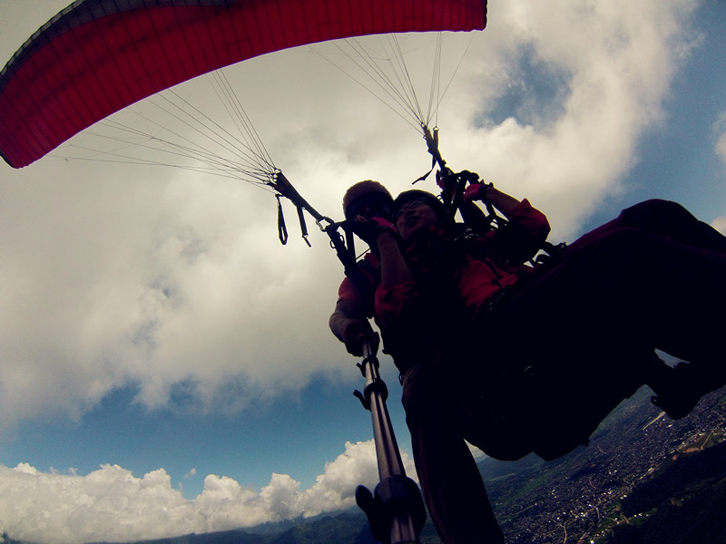 我之前很担心他是滑翔伞事故,后来我鼓起勇气问他知道是骑