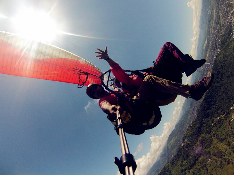 我之前很担心他是滑翔伞事故,后来我鼓起勇气问他知道是骑摩托车摔的