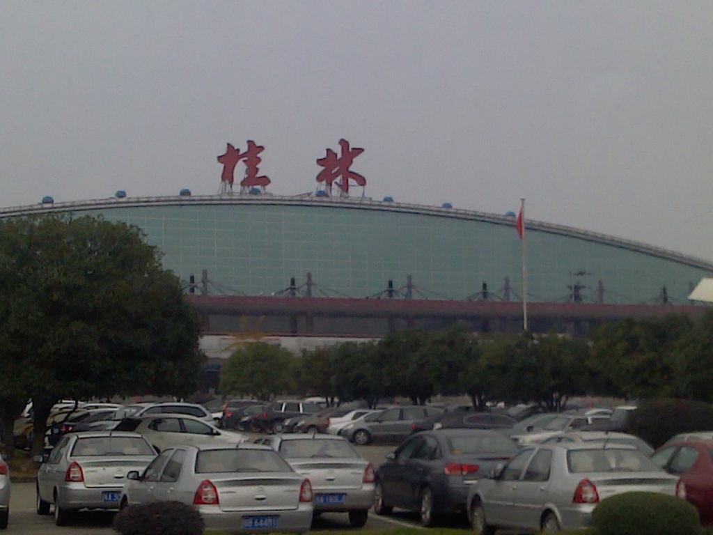 桂林  机场,从机场到安新  洲民航大厦,60公里左右,机场大巴20元/位