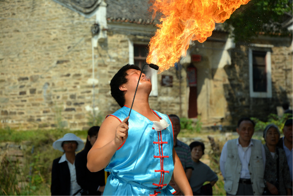 民间杂技:吞油喷火