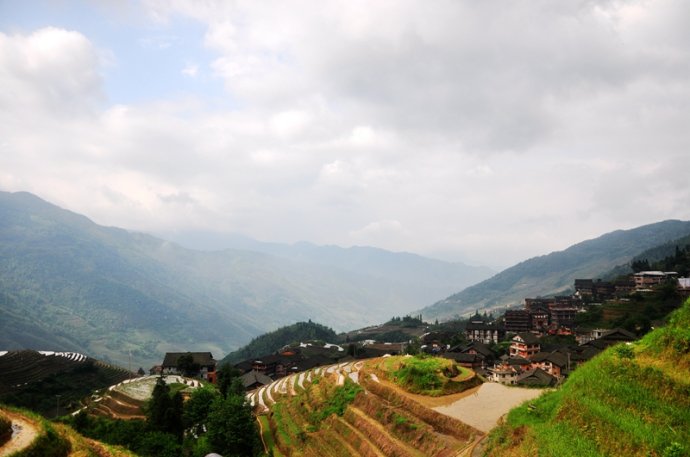 爬到"九龙五虎"观景台逗留些时;10:20从九龙五虎出发,12:20穿过中禄村